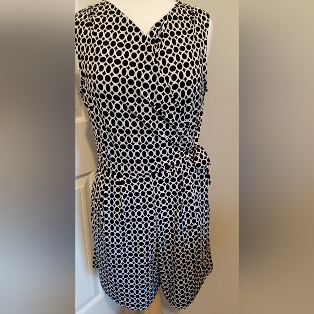 EMMA & MICHELE BLACK/WHITE SHORT JUMPSUIT SZ MED